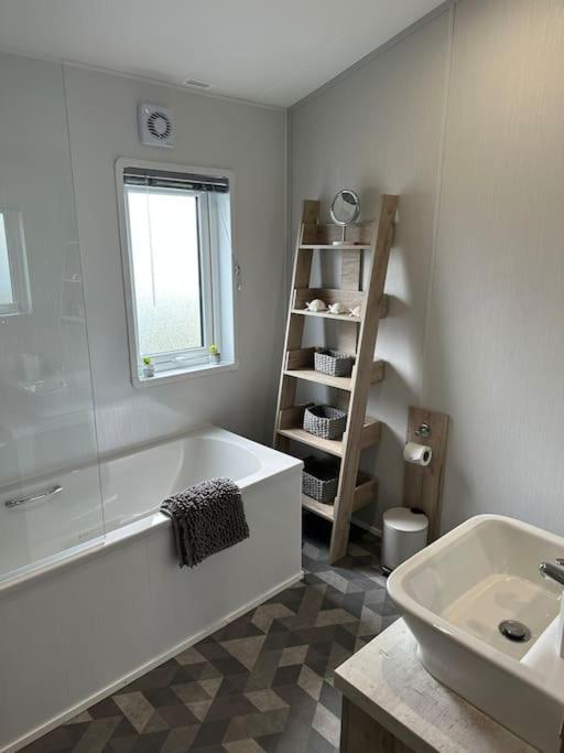 Modern Lodge With Amazing Views New Quay Exterior foto
